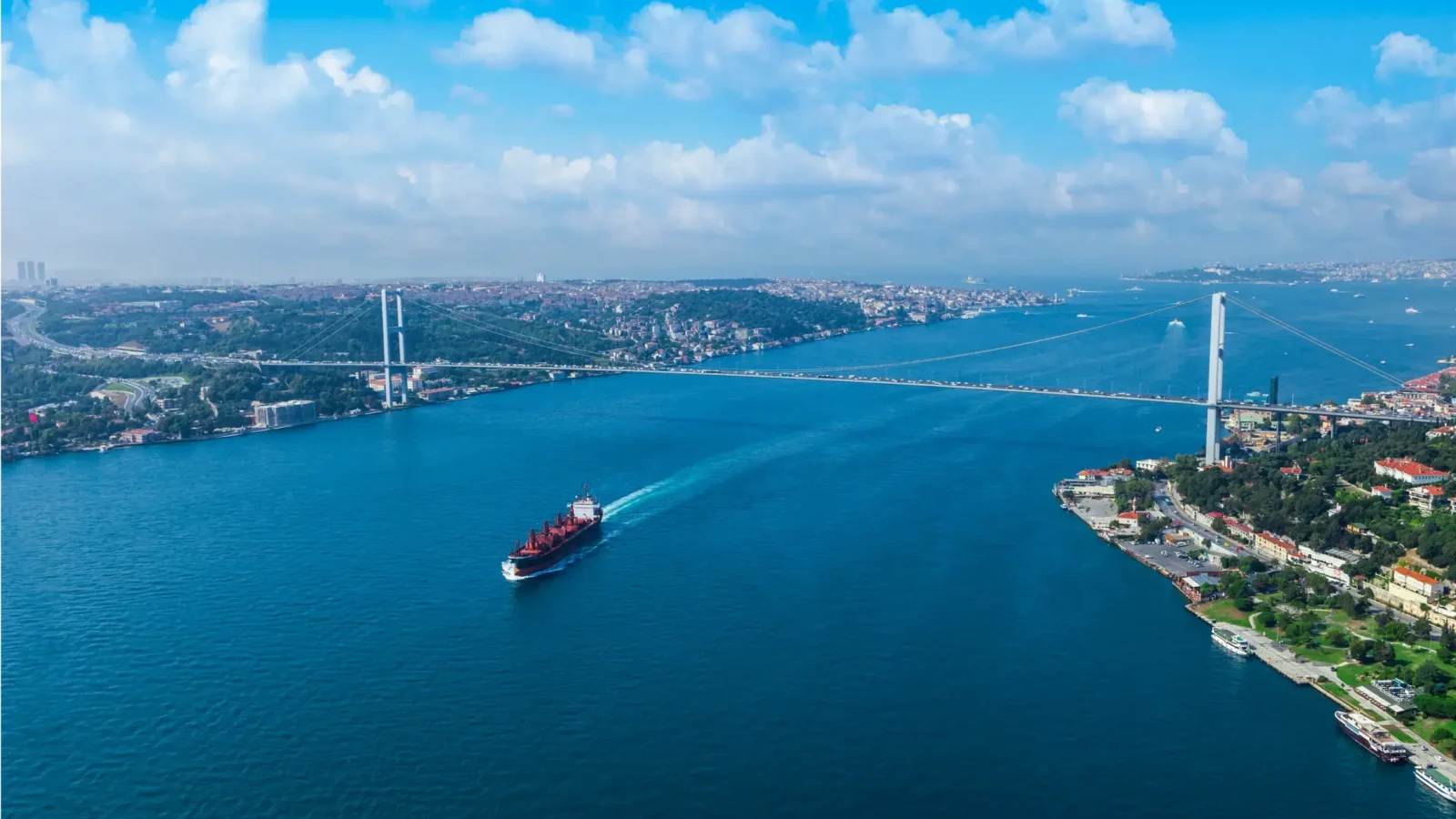 Montrö Boğazlar Sözleşmesi ve İstanbul Boğazı'ndan gemi geçişi